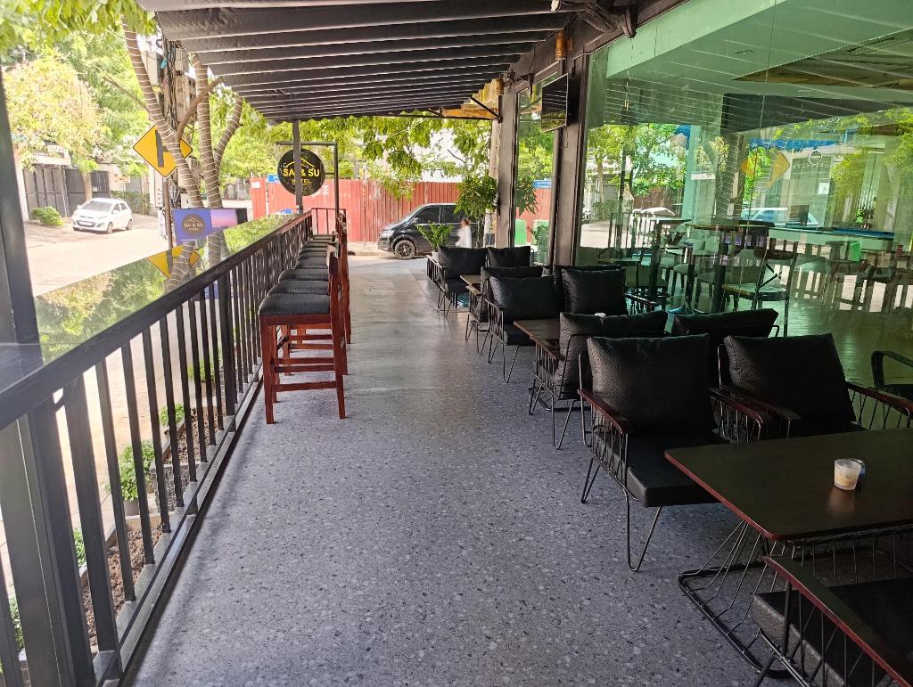 The Veranda at Sai&Su Hotel - Relax and watch the street life